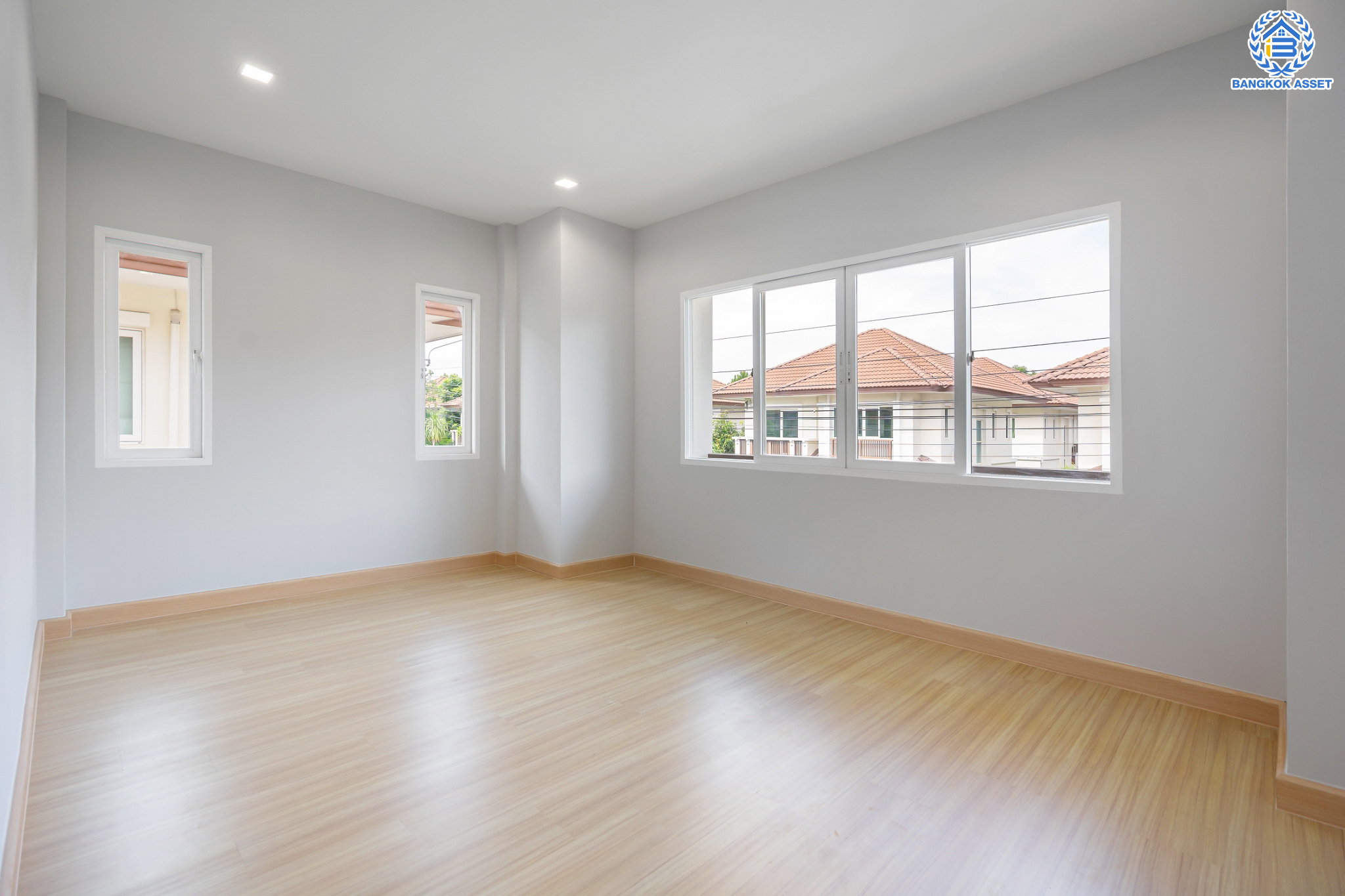 บ้านมือสองตกแต่งใหม่ ม.เดอะเซนโทร วัชรพล บ้านเดี่ยวจากแบรนด์ AP เนื้อที่ 56 ตร.ว. ฟังก์ชัน 3 ห้องนอน 3 ห้องน้ำ จอดรถได้ 2 คัน Facilities ครบครัน บนทำเลเชื่อมต่อหลายเส้นทาง ถ.รามอินทรา ถ.สายไหม และ ถ.พหลโยธิน ใกล้สนามบินดอนเมือง ทางด่วน "รามอินทรา" และรถไฟฟ้าสายสีเขียว "สถานีคูคต"